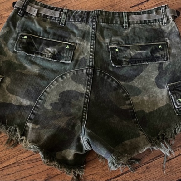 Women's Free People "We the Free" Green Camo Shorts 6 - Picture 3 of 15